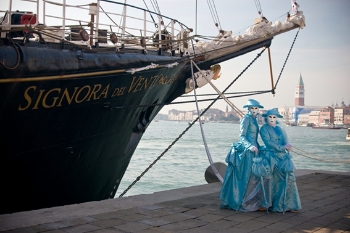 Signora del Vento zusammen mit Moni und Anja vor dem venezianischen Panorama.