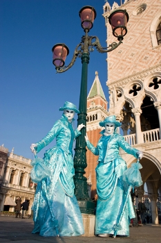 Die Lampe in der Hand leuchtet den Weg durch Venedig.